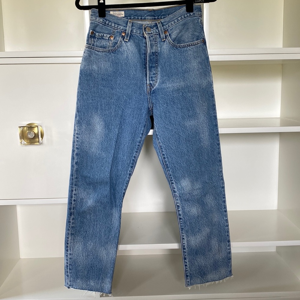 Like new! Levi’s 501 Light Acid Wash Raw Hem Jeans. Size 27.